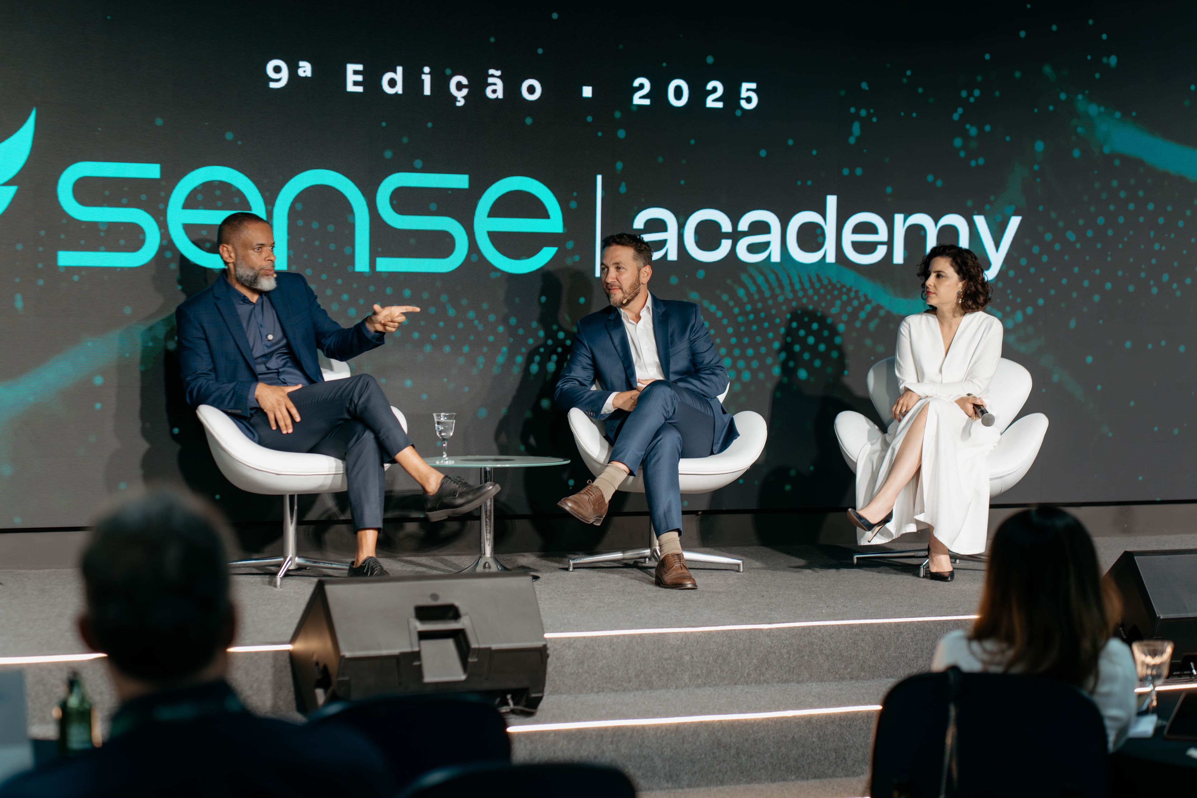 Painel com palestrantes no Sense Academy Experience 9ª Edição