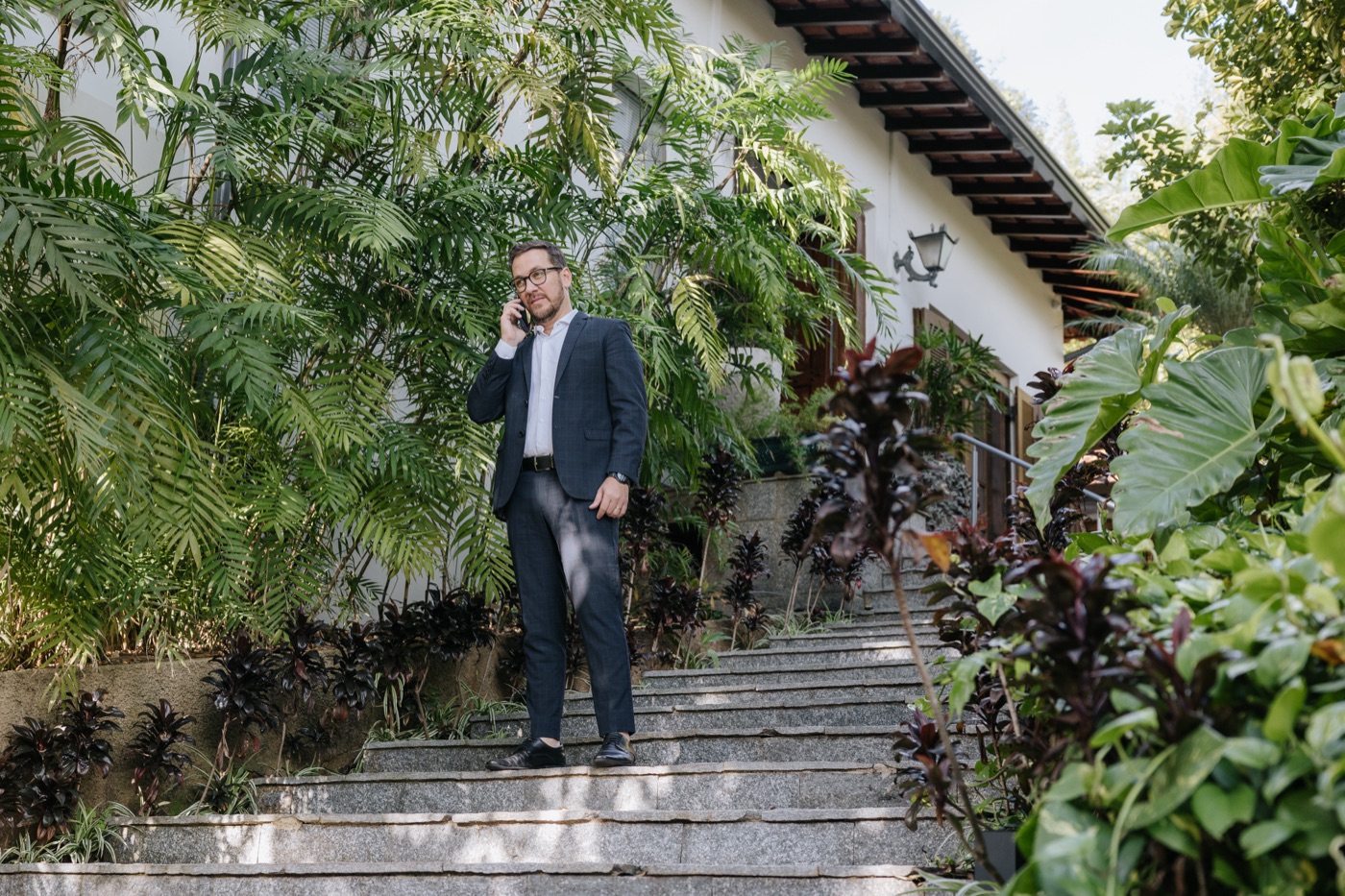 Escadaria da sede Sense com vegetação