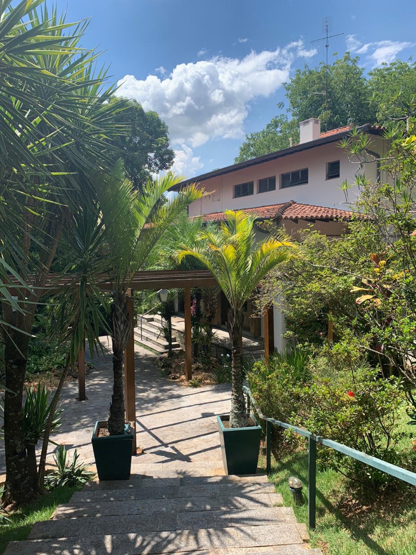 Entrada da Sense com jardim tropical